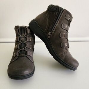 Clarks Carleigh Jade Leather Boot | Women's 6 | Side Zipper Olive Green LIKE NEW